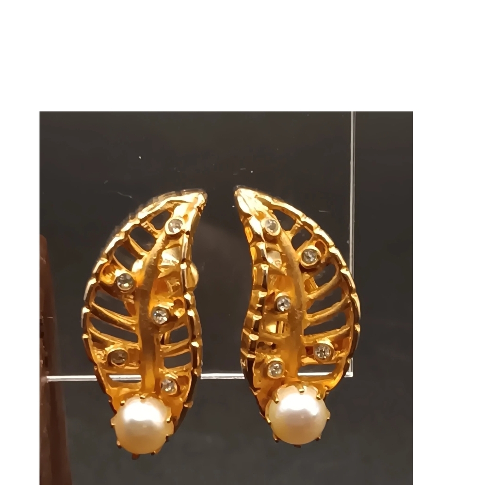 Vtg Kramer NY Earrings Gold Tone Leaf Shaped W/Faux Diamonds, Faux Pearl Clip-on
